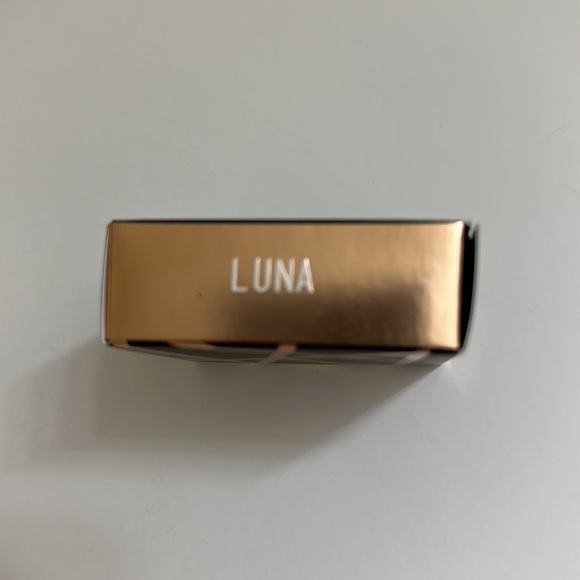 Elcie Cosmetics Luna Eclipse Highlighter, color is Luna - Picture 5 of 6